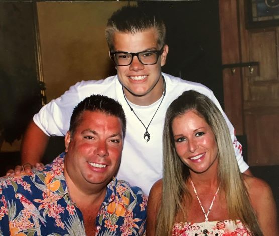 Hilton Grand Vacations Owners posing for family picture, Hawaii.